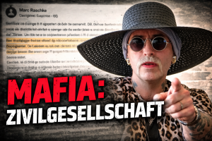 Sprecher mit Hut und Brille vor einem Brief im Hintergrund mit der Schlagzeile „Mafia: Zivilgesellschaft“ – Kritik an staatlicher Förderung politischer Vereine