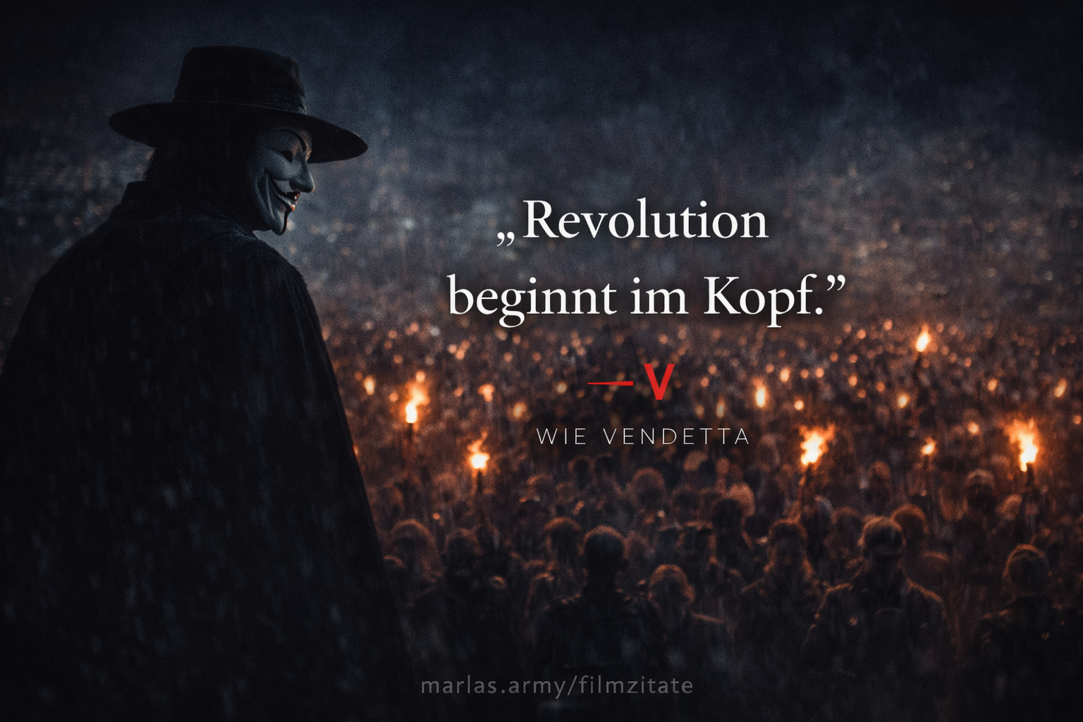 V wie Vendetta Zitat „Revolution beginnt im Kopf“ vor nächtlicher Szene mit maskierter Figur und Fackel tragender Menge